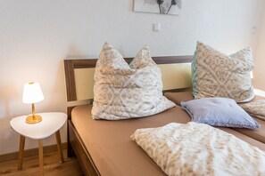 1 bedroom, free WiFi, bed sheets - Apartment 'Turmgarten' with Mountain View, Private Terrace, and Wi-Fi (Überlingen)