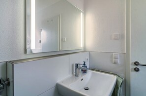 Shower, hair dryer, towels - Apartment 'Turmgarten' with Mountain View, Private Terrace, and Wi-Fi (Überlingen)