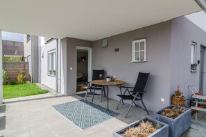 Outdoor dining - Apartment 'Turmgarten' with Mountain View, Private Terrace, and Wi-Fi (Überlingen)