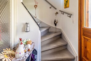 Interior - Holiday Apartment "House Elfi" with Mountain View, Private Terrace & Wi-Fi (Hausen am Tann)