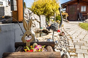 Property grounds - Holiday Apartment "House Elfi" with Mountain View, Private Terrace & Wi-Fi (Hausen am Tann)