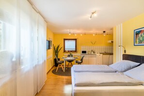 Free WiFi, bed sheets - Studio Apartment 'Gernsbach' with Private Terrace and Wi-Fi (Gernsbach)