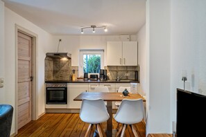 Fridge, oven, stovetop, dishwasher - Vacation Home "Strandnahes Ferienhaus" with Private Terrace, Private Garden & Wi-Fi (Dierhagen-Ost)