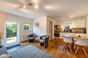 Interior - Vacation Home "Strandnahes Ferienhaus" with Private Terrace, Private Garden & Wi-Fi (Dierhagen-Ost)