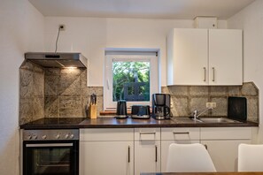 Fridge, oven, stovetop, dishwasher - Vacation Home "Strandnahes Ferienhaus" with Private Terrace, Private Garden & Wi-Fi (Dierhagen-Ost)