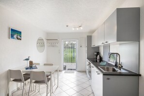 Een koelkast, een oven, een kookplaat, een vaatwasser