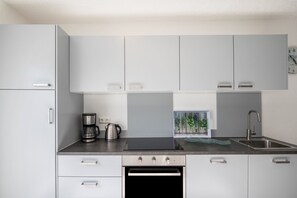 Een koelkast, een oven, een kookplaat, een vaatwasser