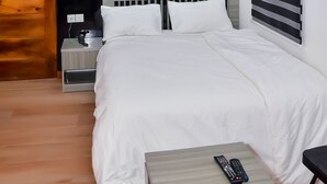 1 soverom, skrivebord, strykejern/-brett og reiseseng for barn