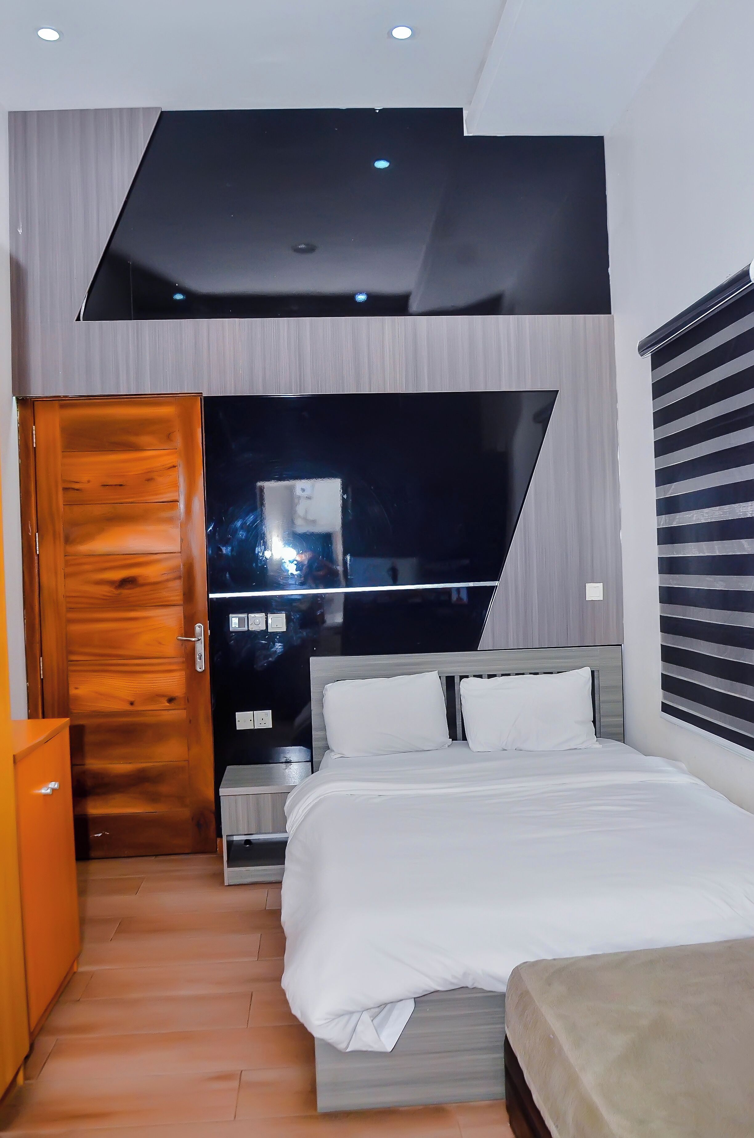 1 chambre, bureau, fer et planche à repasser, lit parapluie