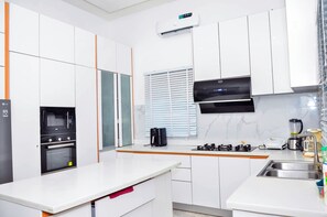 Frigorifero, microonde, forno, piano cottura