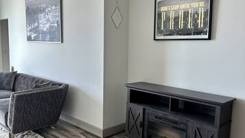 Smart TV, fireplace