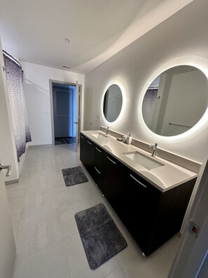 Hair dryer, towels, soap, shampoo - Luxury Condo Tysons Corner (Vienna)