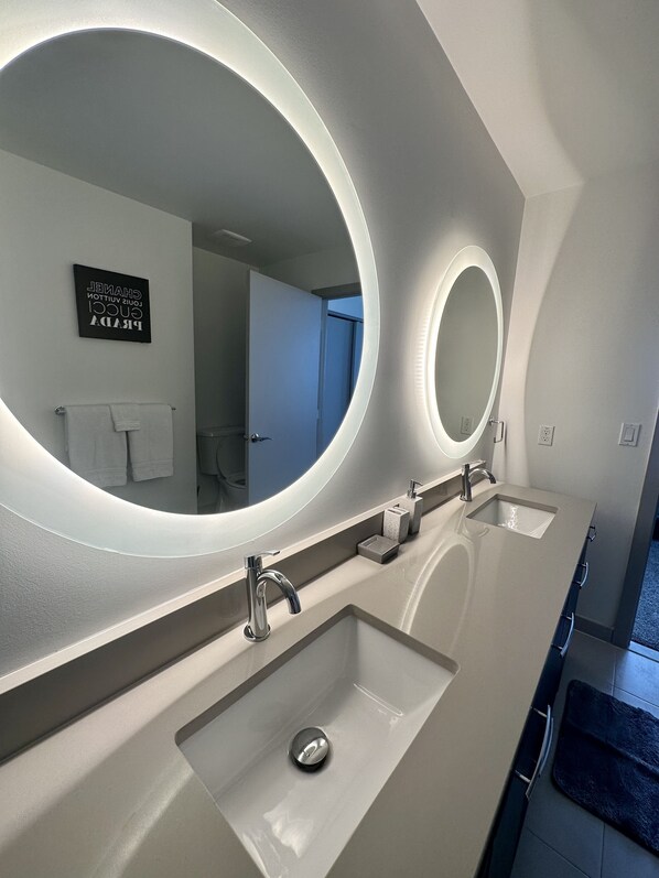 Hair dryer, towels, soap, shampoo - Luxury Condo Tysons Corner (Vienna)