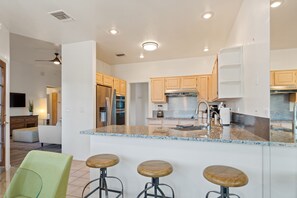 Fridge, microwave, oven, stovetop - El Conquistador/Golf+Mnt+LakesVIEWS/Sleeps4 (Oro Valley)
