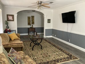 Smart-TV, fotballspill, bøker og stereoanlegg