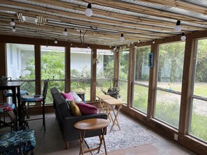 Smart-TV, fotballspill, bøker og stereoanlegg