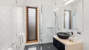 Badewanne, Haartrockner, Handtücher, Seife