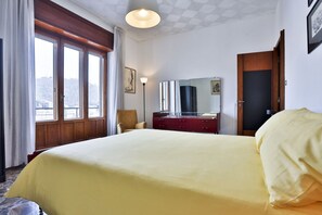 3 habitaciones, tabla de planchar con plancha, wifi y ropa de cama