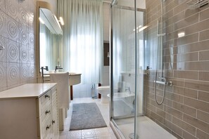 Dusche, Haartrockner, Bidet, Handtücher
