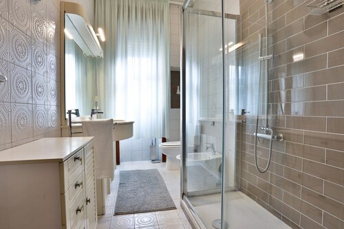 GuestHost - Comfortable and bright apartment with balcony, which in 100 square meters accommodates 6 people with great comfort, having three double bedrooms and two bathrooms. The flat is located 350 meters from Salerno Irno station and is a 15-minute wa