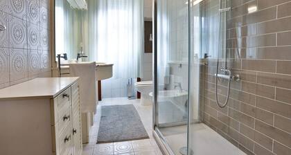 GuestHost - Comfortable and bright apartment with balcony, which in 100 square meters accommodates 6 people with great comfort, having three double bedrooms and two bathrooms. The flat is located 350 meters from Salerno Irno station and is a 15-minute wa