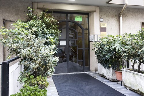 GuestHost - Comfortable and bright apartment with balcony, which in 100 square meters accommodates 6 people with great comfort, having three double bedrooms and two bathrooms. The flat is located 350 meters from Salerno Irno station and is a 15-minute wa