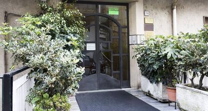 GuestHost - Comfortable and bright apartment with balcony, which in 100 square meters accommodates 6 people with great comfort, having three double bedrooms and two bathrooms. The flat is located 350 meters from Salerno Irno station and is a 15-minute wa