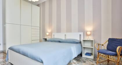 GuestHost - Comfortable and bright apartment with balcony, which in 100 square meters accommodates 6 people with great comfort, having three double bedrooms and two bathrooms. The flat is located 350 meters from Salerno Irno station and is a 15-minute wa