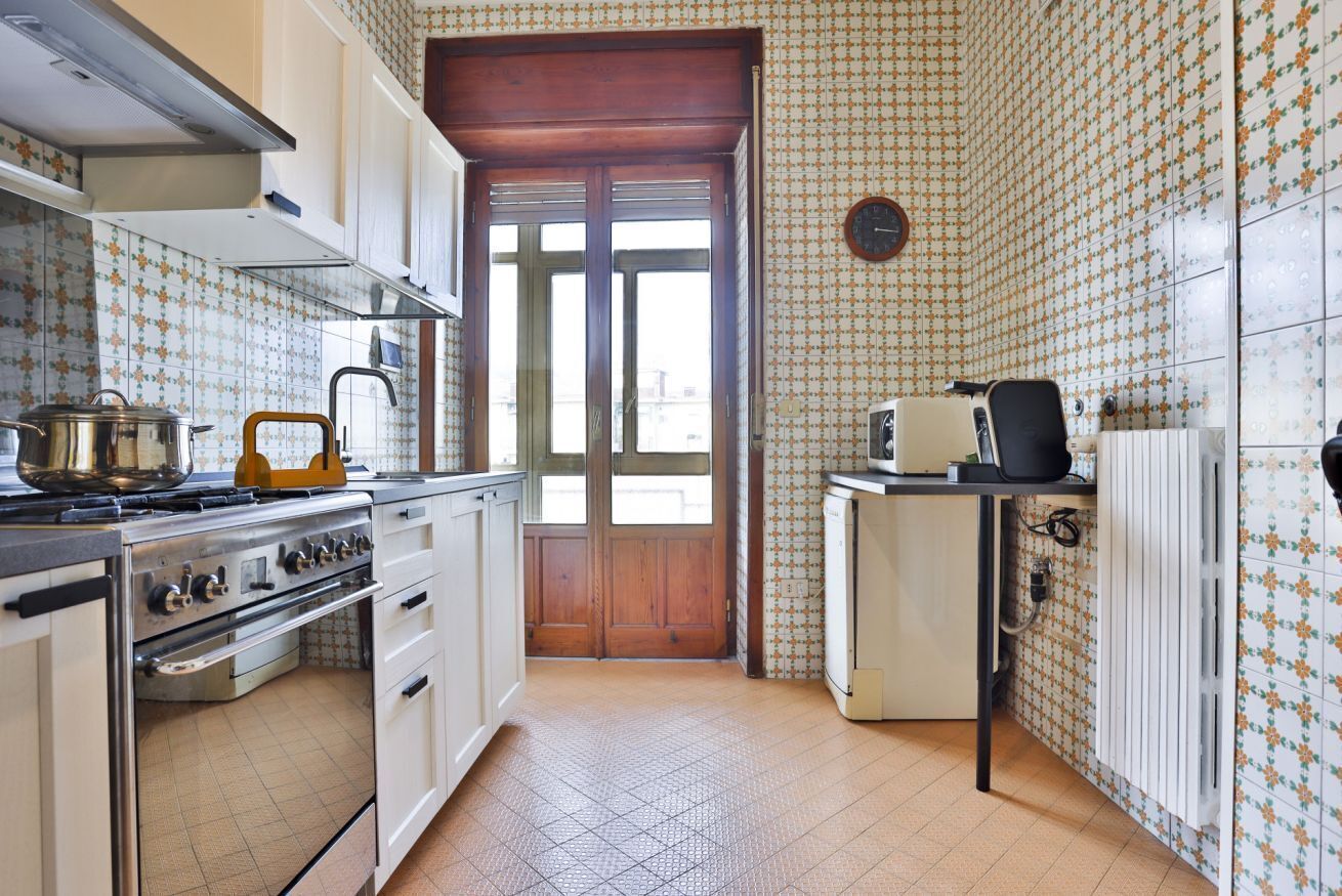 Macchina per tè/caffè, frigorifero, forno, piano cottura