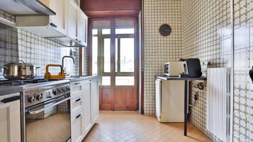 Macchina per tè/caffè, frigorifero, forno, piano cottura
