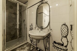 Baignoire, bidet, serviettes fournies, papier toilette