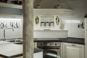 Oven, stovetop, dishwasher, electric kettle