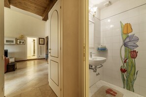 Bathtub, bidet, towels, toilet paper
