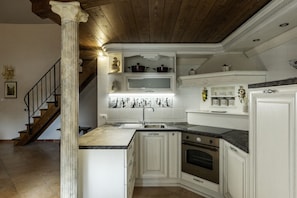 Oven, stovetop, dishwasher, electric kettle