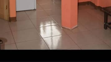 Refrigerador, microondas, arrocera, utensilios de cocina