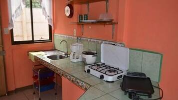 Een koelkast, een microgolfoven, een rijstkoker