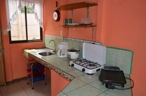 Een koelkast, een microgolfoven, een rijstkoker