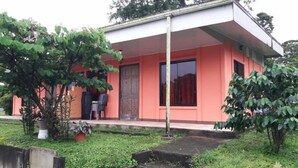 Una casa moderna con techo plano y grandes ventanales.