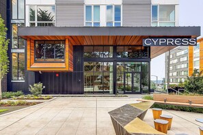 Exterior detail - Sleek First Hill 1BR w/ Gym, BBQ & Lounge, nr soccer field, by Blueground (Seattle)