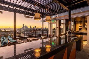 Outdoor dining - Deluxe Central District 1BR w/ Gym & BBQ, nr downtown, by Blueground (Seattle)