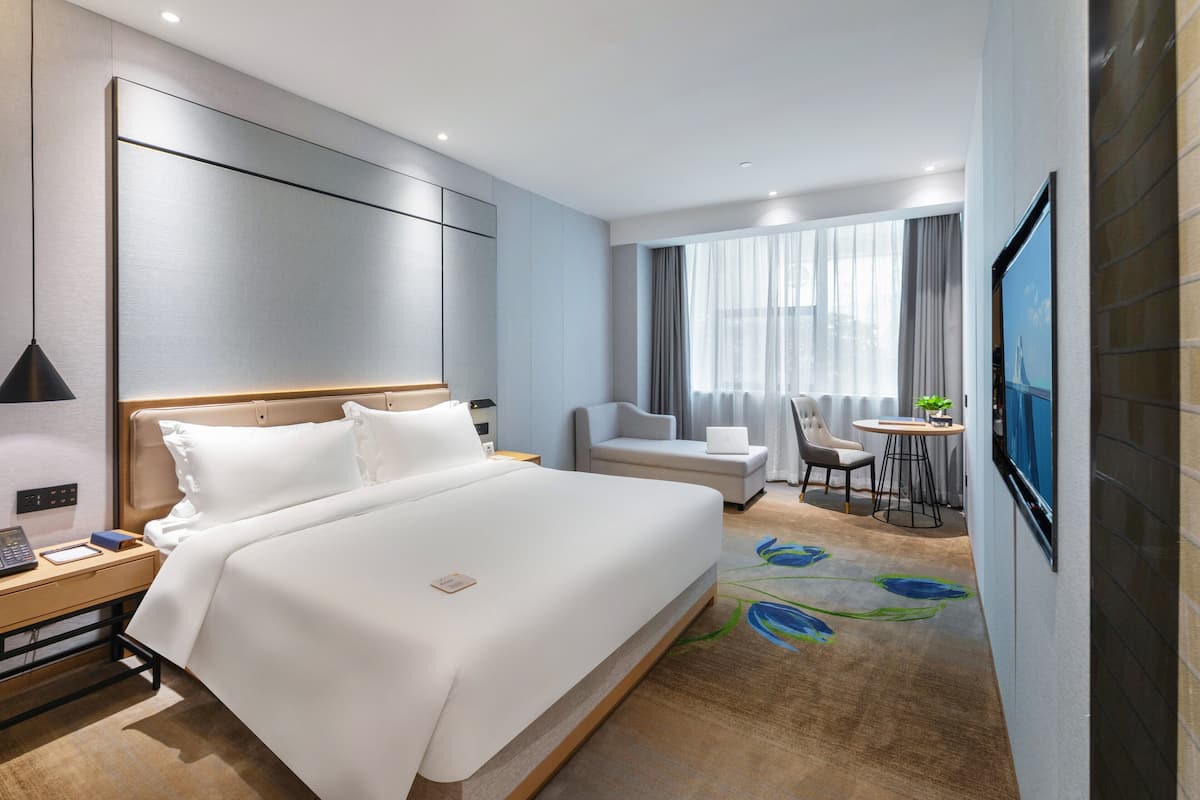 Minibar con artículos gratuitos y caja de seguridad en la habitación