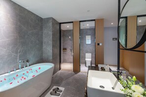 Habitación individual de lujo | Baño | Ducha y cabezal de ducha tipo lluvia