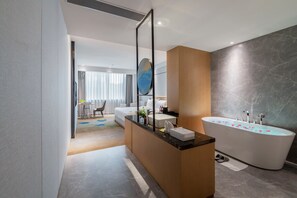 Chambre simple luxueuse | Articles de minibar gratuits, coffre-fort, bureau