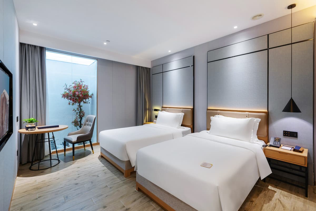 Minibar con artículos gratuitos y caja de seguridad en la habitación