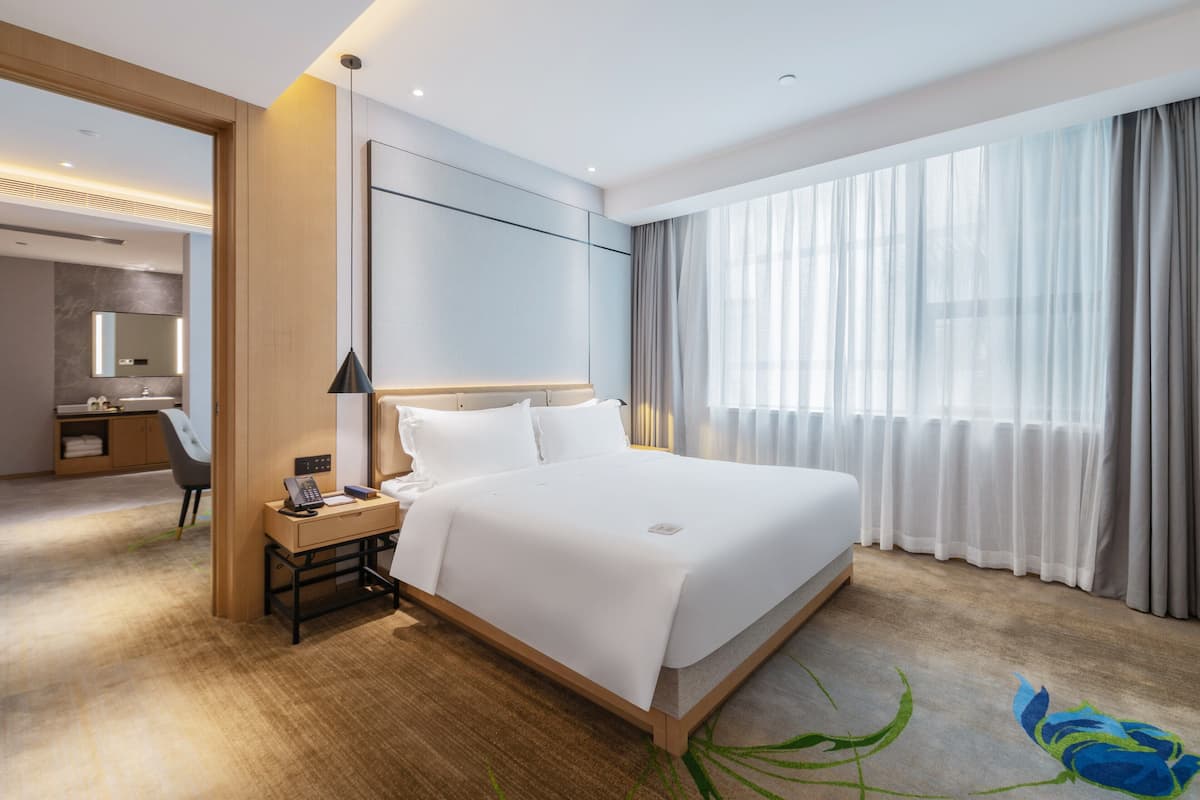 Minibar con artículos gratuitos y caja de seguridad en la habitación