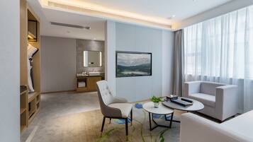 Suite estudio ejecutiva | Minibar con artículos gratuitos, caja fuerte, escritorio y wifi gratis