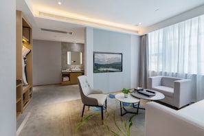 Suite estudio ejecutiva | Minibar con artículos gratuitos, caja fuerte, escritorio y wifi gratis