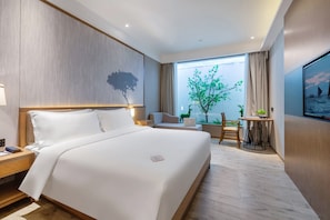 Habitación individual estándar | Minibar con artículos gratuitos, caja fuerte, escritorio y wifi gratis