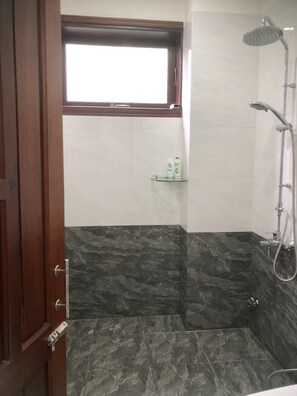Einzelzimmer, 1 King-Bett, Nichtraucher | Badezimmer | Kostenlose Toilettenartikel, Hausschuhe, Bidet, Handtücher