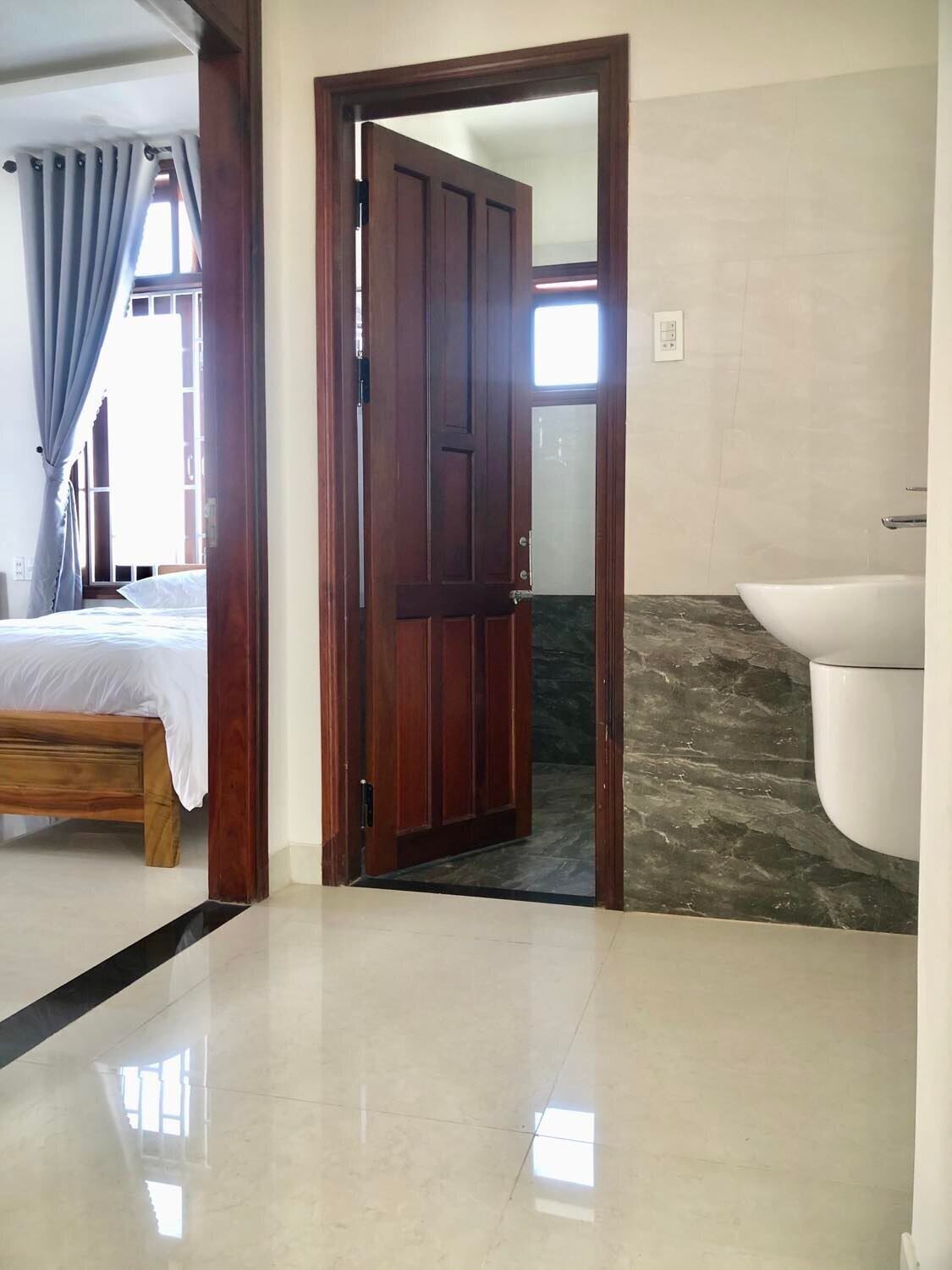 Kolmen hengen standard-huone, puutarha-alue | Ylelliset vuodevaatteet, työpöytä